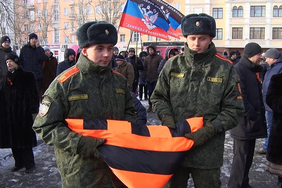 Эту ленту шили, можно сказать, всем миром. Фото Олега Подоприхина