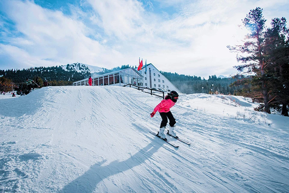 Каракольская горнолыжка и ее инфраструктура - одно из красивейших и любимых мест отдыха туристов зимой.
