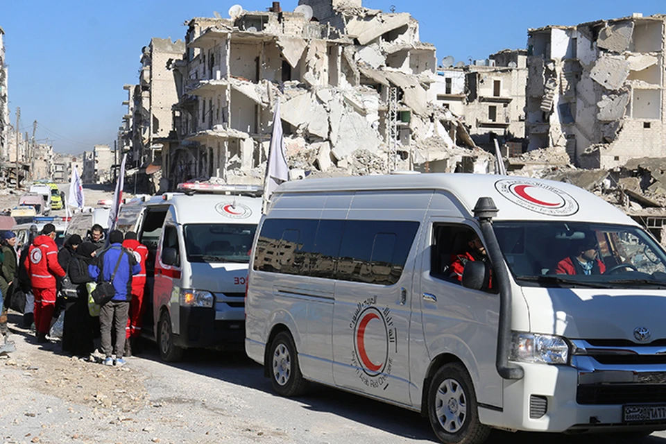 Автобусы сопровождают кареты скорой помощи Международного Комитета Красного Креста