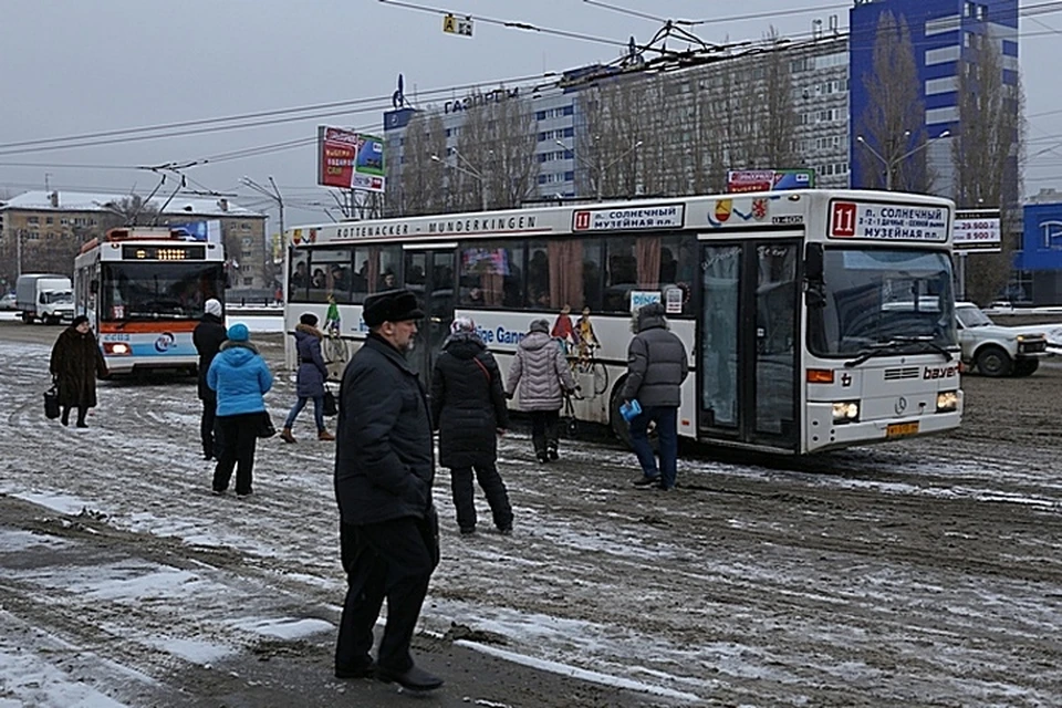 Конечная 105. Автобусы Саратова фото. 93 Маршрутка Саратов. Очередь на маршрутку Саратов. Саратов автобус 58.