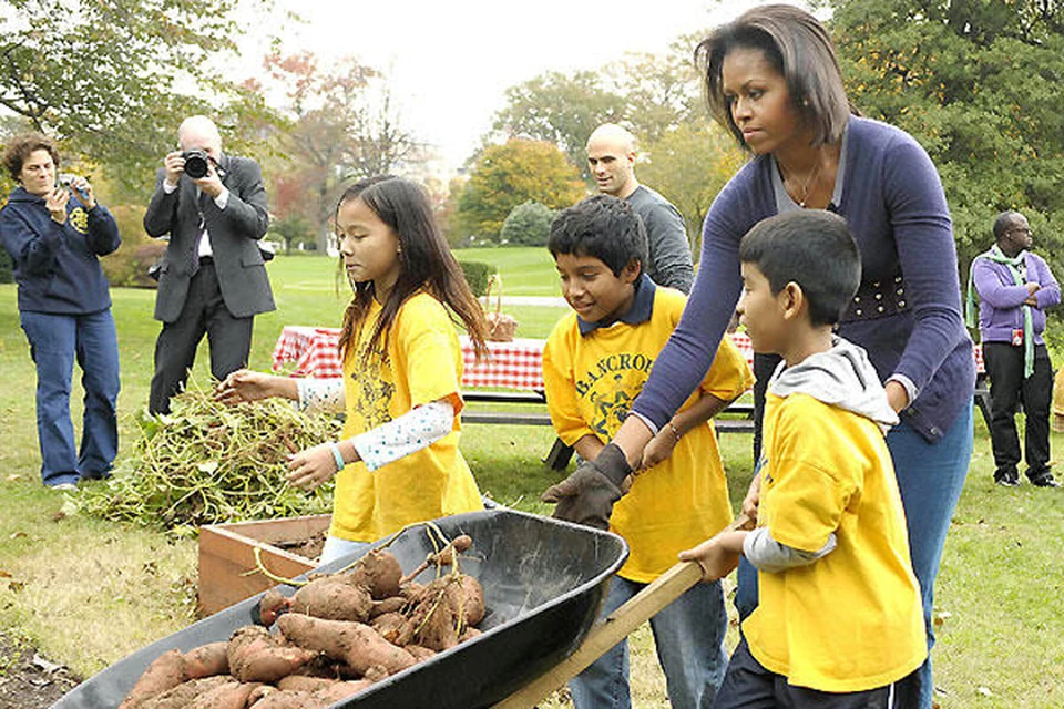В саду Белого дома Мишель Обама разбила огород, на котором до сих пор выращивает овощи.