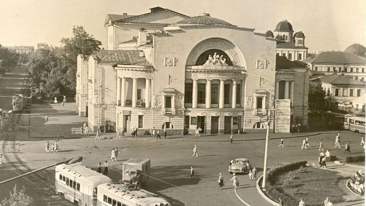 Танцующие в круге: в Ярославле презентовали книгу о площади Волкова - KP.RU