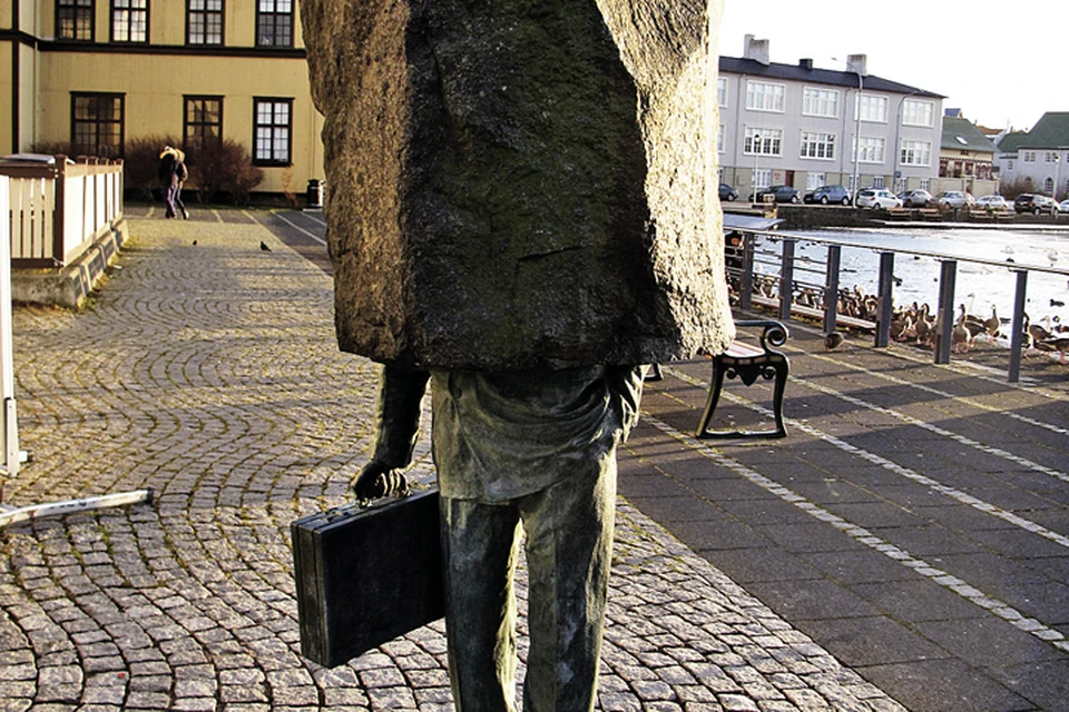 А этот памятник - пожалуй, один из самых оригинальных на планете. Скульптура под названием «Неизвестный чиновник» установлена в столице Исландии Рейкьявике. Фото: The Unknown Official, Reykjavik, Iceland