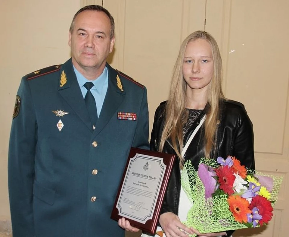Руководство МЧС наградило Настю Культешову из Борисоглебского - девочка спасала одноклассника.