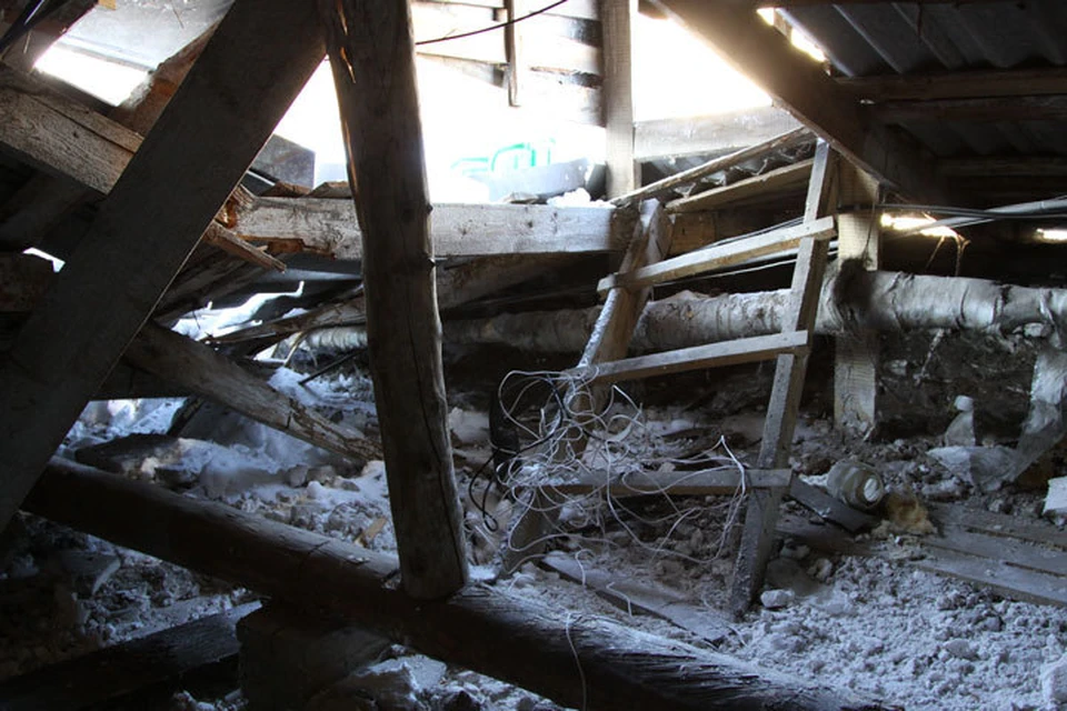 Обрушение крыши стало причиной потопа горячей воды в доме