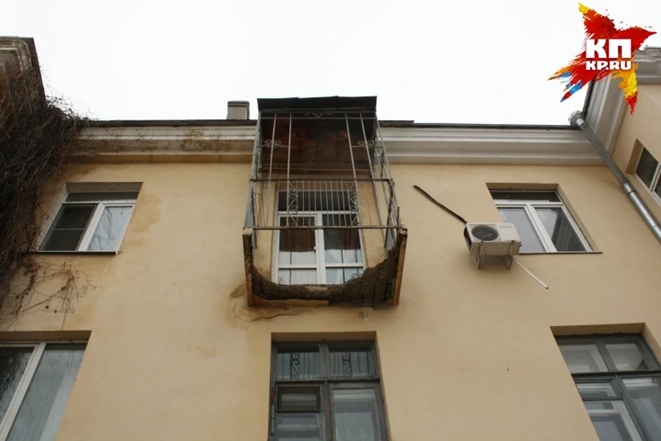 Балконная плита рухнула под весом двоих мужчин.
