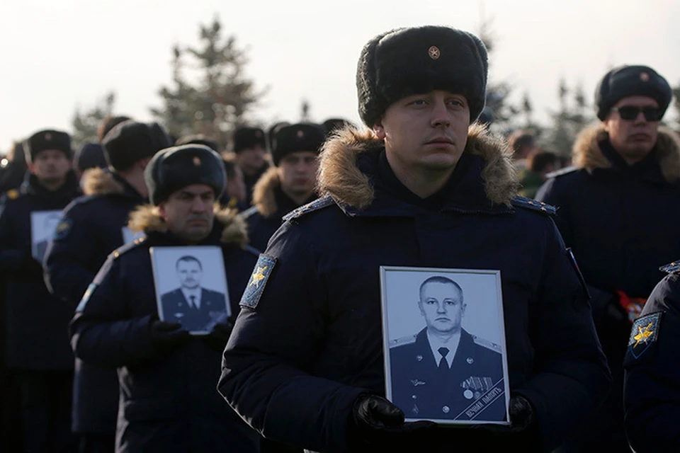 Офицеры пришли проститься с погибшими при крушении самолета Ту-154 над Черным морем