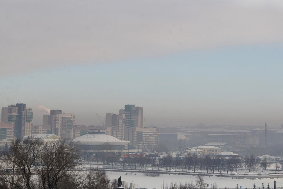 Уже пятый день челябинцы наблюдают смог в городе.