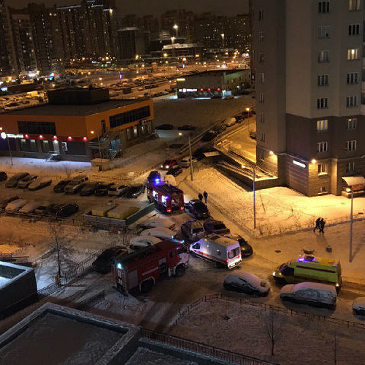 В Петербурге дама на «Лексусе» отказывалась пропускать пожарных со словами  «Это же не мой дом горит!» - KP.RU