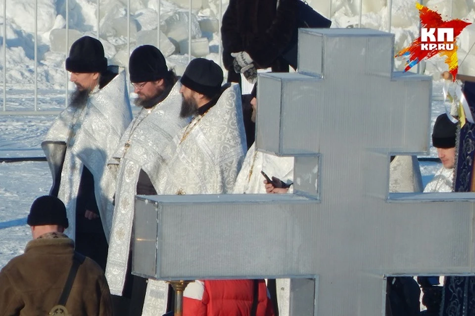 Сотни тюменцев собрались на берегу Туры, чтобы отпраздновать Крещение Господне