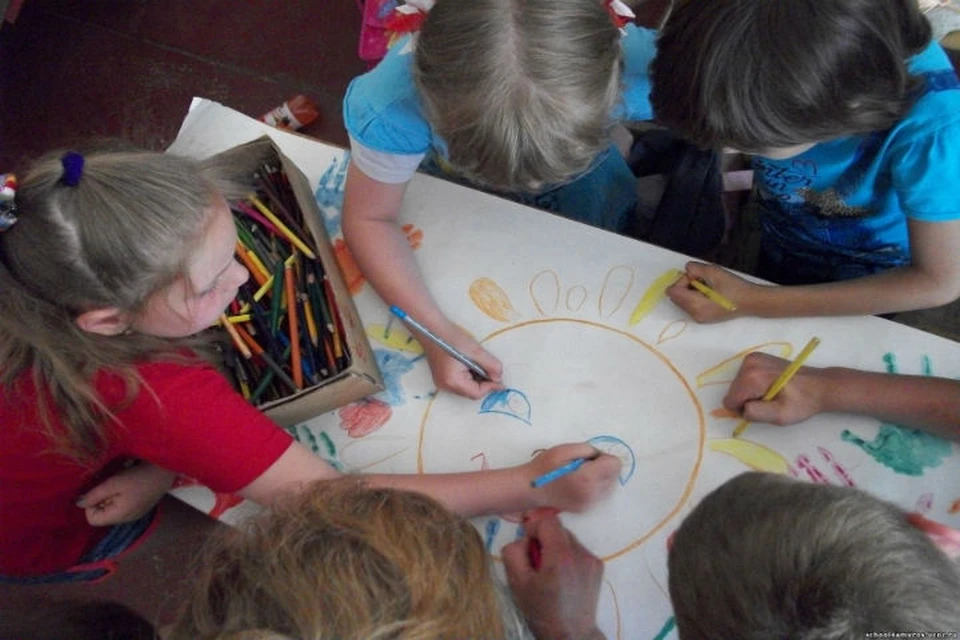 Дети рисуют солнышко и по-взрослому мечтают о настоящем мире. Фото:Архив Амвросиевской школы-интерната