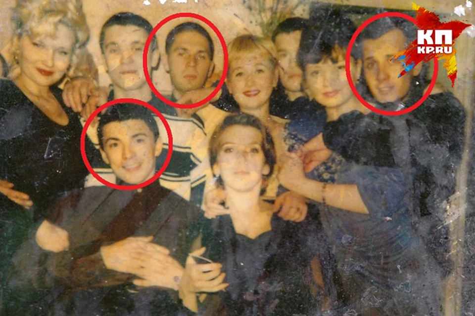 Двое человек с этого снимка исчезли. Тело Василия (верхний ряд, крайний справа) нашли в лесу. Алексей Блинов (третий слева) считается без вести пропавшим. А Сергея Богачева (нижний ряд) считают виновным в этом
