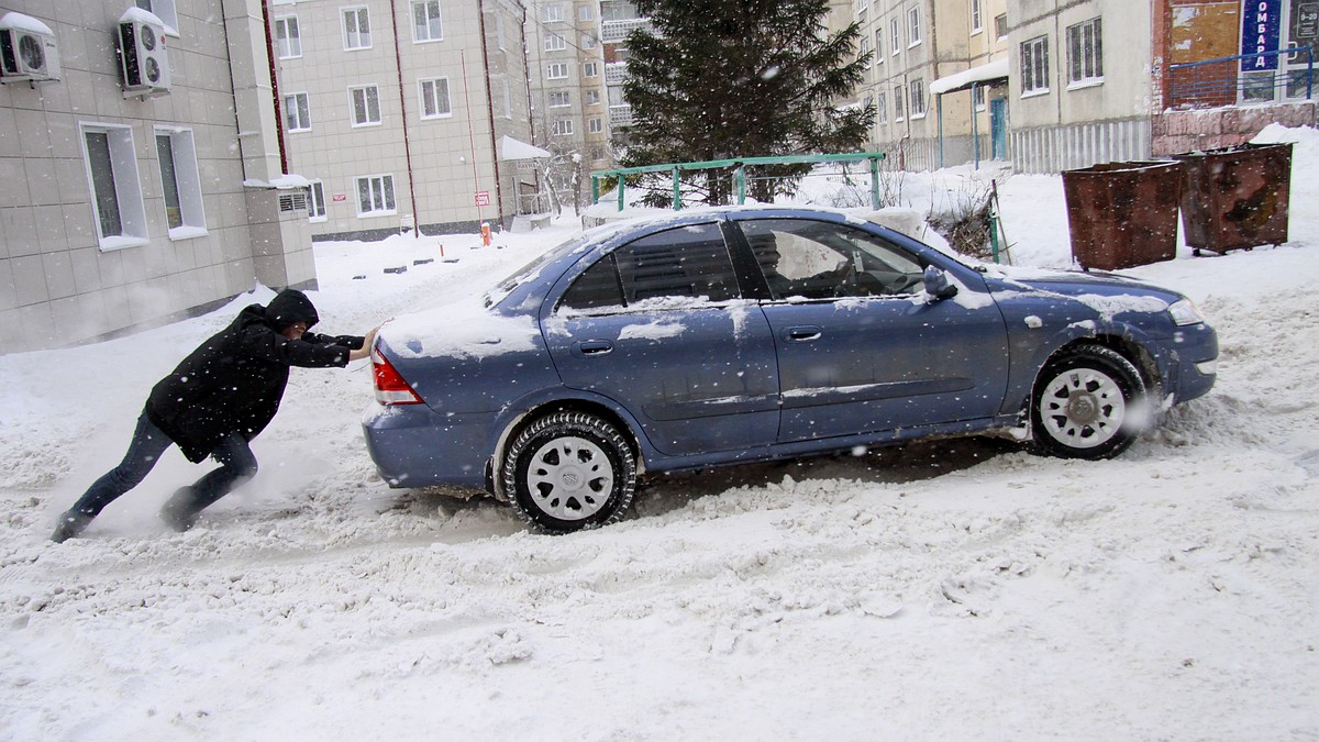 Как автолюбителям выехать из сугроба с помощью кошачьего наполнителя и по  методу барона Мюнхгаузена? - KP.RU