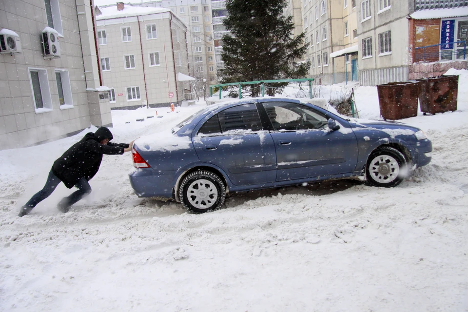 Увязнуть в снегу можно и в городе.