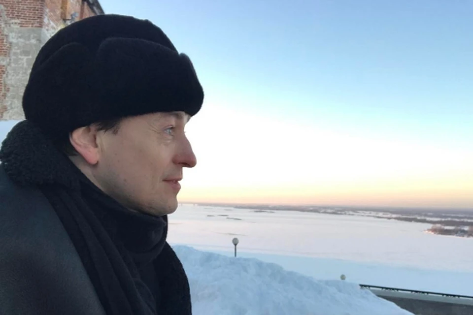 Сергей Безруков выложил фото на фоне Стрелки с воспоминаниями о каникулах в Лыскове