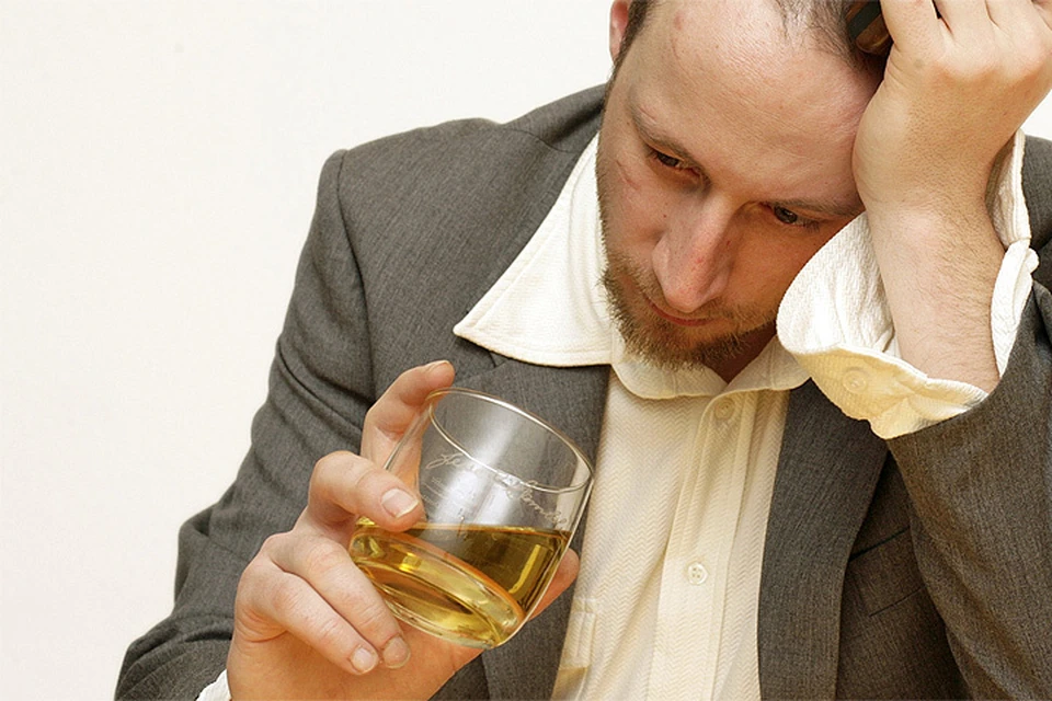 Медики не советуют выпивать больше шести стаканов вина в неделю. Причем, это распространяется не только на мужчин, но и на женщин
