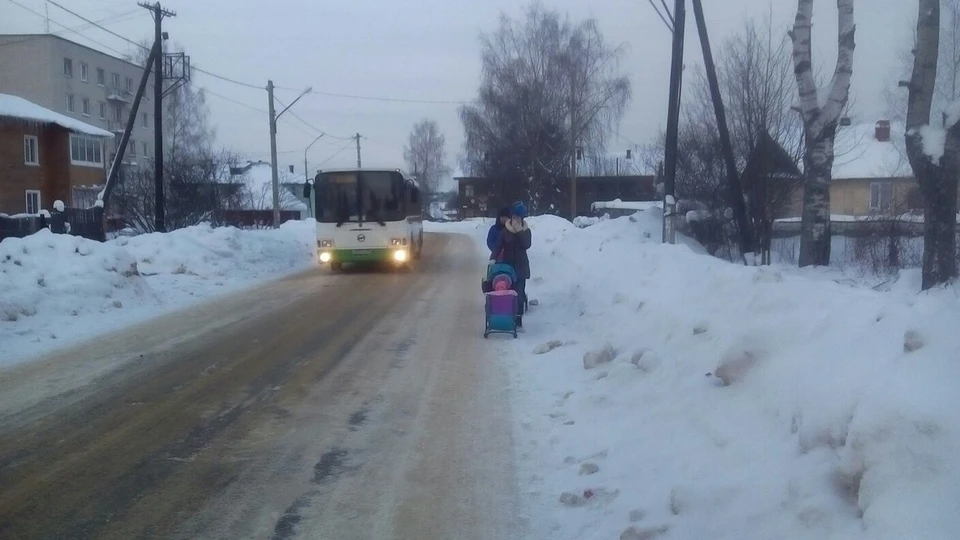 Из-за заваленных снегом обочин люди делят дорогу с несущимся мимо транспортом. Фото - Сергей СедовИз-за заваленных снегом обочин люди делят дорогу с несущимся мимо транспортом. Фото - Сергей Седов