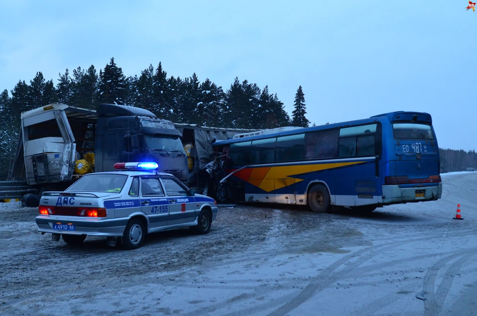 Автобус и фура ехали на встречу друг другу Фото: ГИБДД Свердловской области