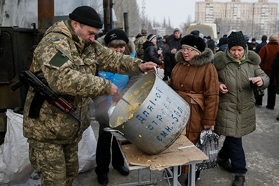 Трудности киевлян просто меркнут по сравнению с тем, что творится на Донбассе. В Киеве большинству народа эта война безразлична