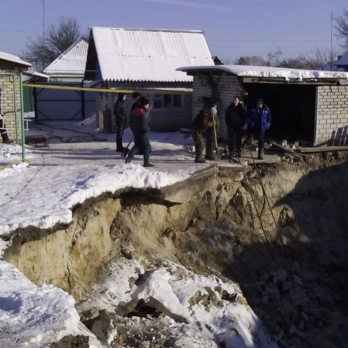 Жителей поселка Вышков, пострадавших от карстового провала, переселили в  новые дома - KP.RU