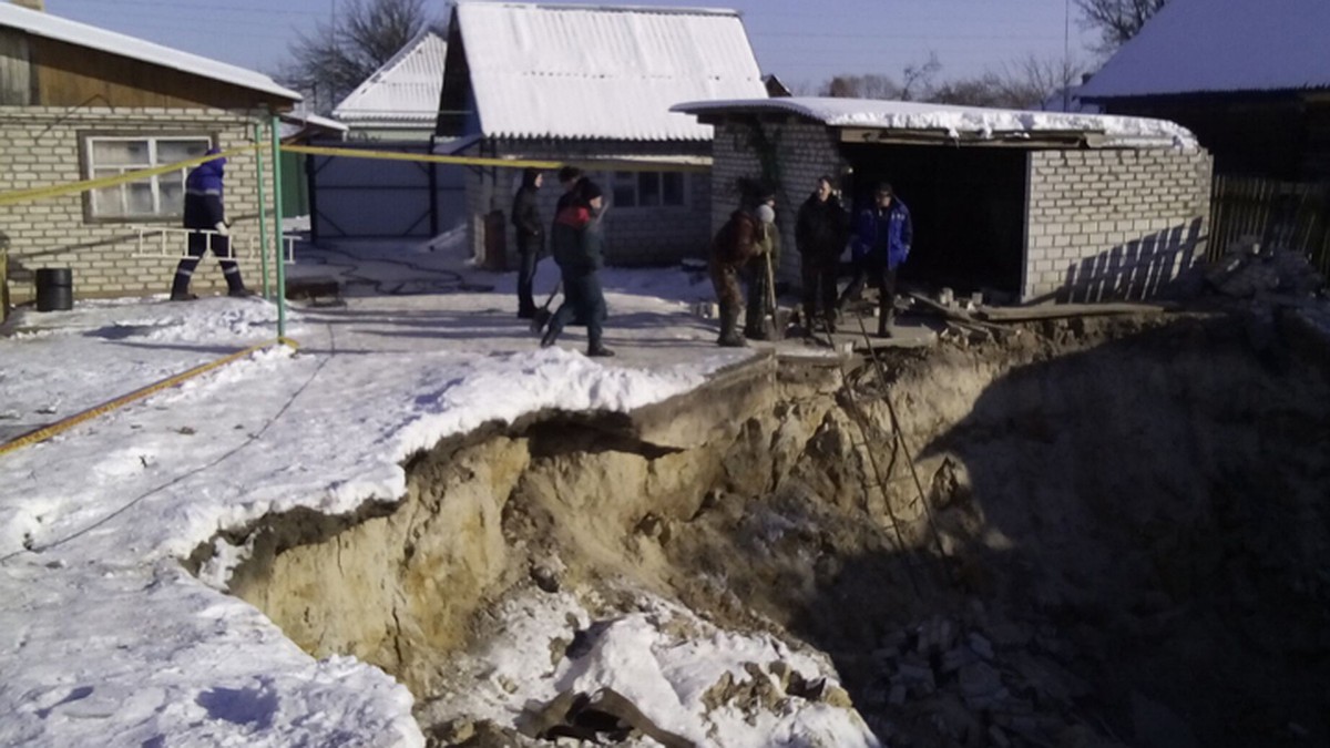 Жителей поселка Вышков, пострадавших от карстового провала, переселили в  новые дома - KP.RU