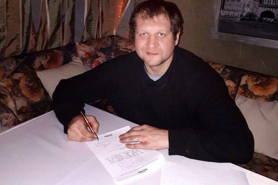 Емельяненко в момент подписания контракта. Фото: https://vk.com/fc_akhmat
