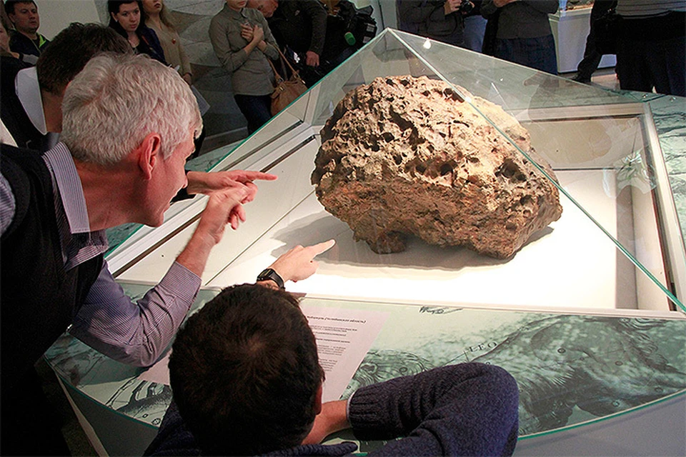 Осколок Челябинского метеорита в местном краеведческом музее.