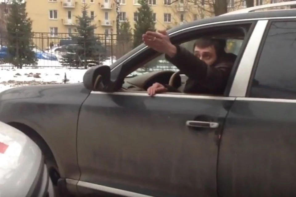 Алексей Кононов требовал от водителя "скорой" уступить ему дорогу. И очень возмущался, что его заставляют ждать.