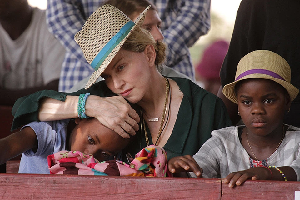 Мадонна с усыновленными детьми из Малави - Мерси и Дэвидом.