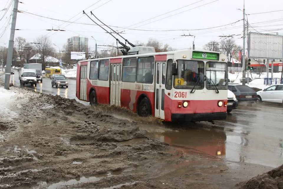 Снег на Долгом Мосту растаял и превратился в воду, справиться с которой не помогают даже ливневки, обустроенные здесь всего год назад. Правда, есть вероятность, что они просто не успели оттаять.