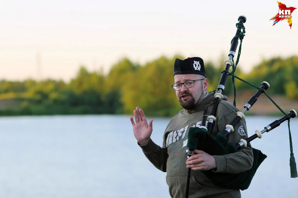 Вдохновленный волынкой музыкант дает концерты на Черном озере под Сыктывкаром