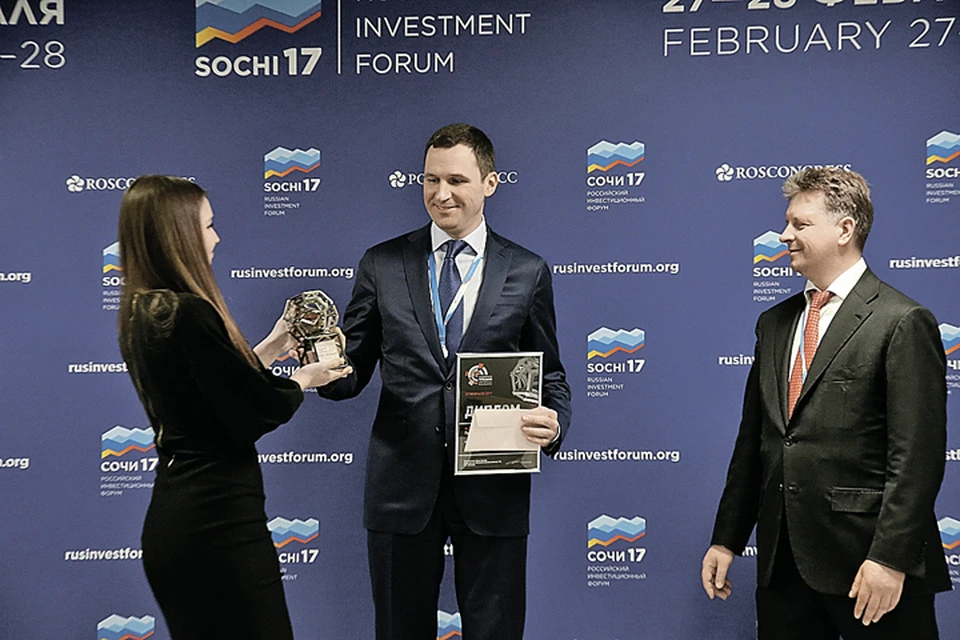 Статуэтку Национальной премии «РОСИНФРА» вручают зампреду правительства МО Денису Буцаеву. Фото: Александр ЩЕМЛЯЕВ