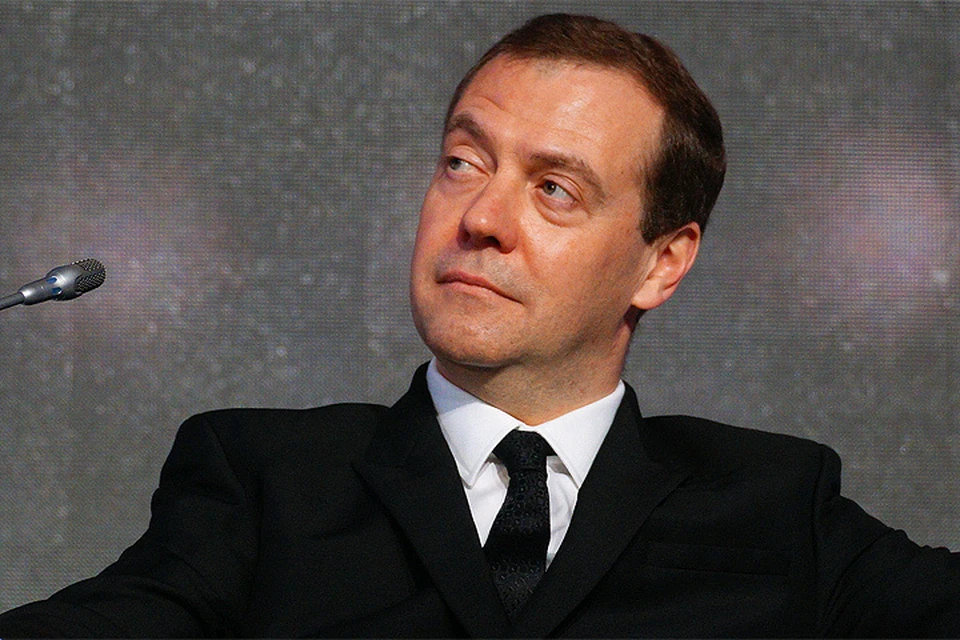 По версии Навального, премьер-министру Медведеву принадлежат незадкларированные участки земли в элитных районах, фешенебельные особняки, яхты, агрокомплексы и даже винодельни.