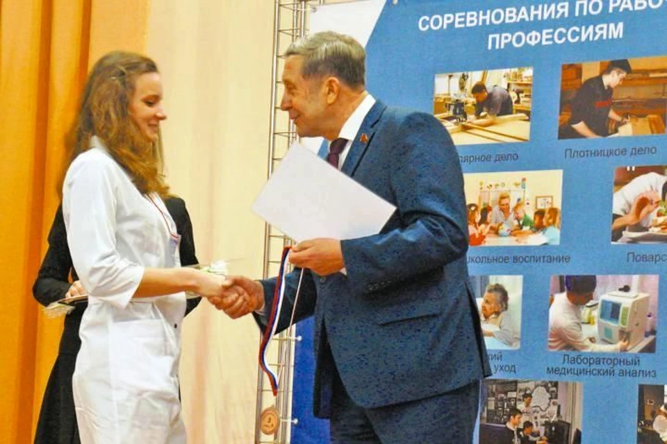 Председатель Брянской областной Думы Владимир Иванович Попков поздравляет Екатерину Заволоко