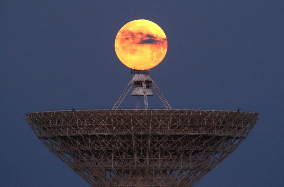 Луна над чашей радиотелескопа РТ-70 под Евпаторией, Крым. Фото: REUTERS