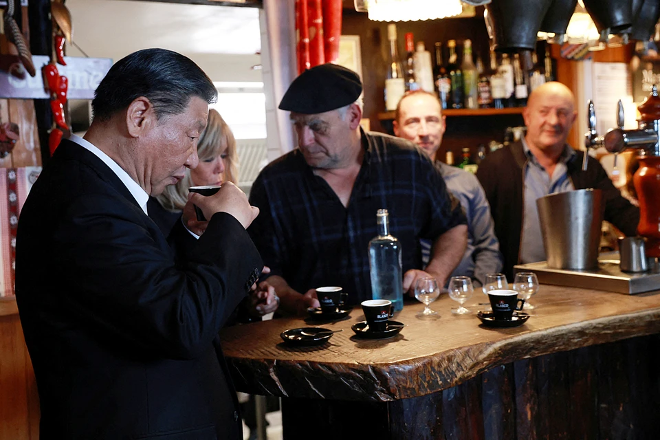 Председатель КНР Си Цзиньпин пьет кофе в ресторане на перевале Турмале в Пиренейских горах, куда его пригласил на обед президент Франции Эммануэль Макрон. Фото: REUTERS