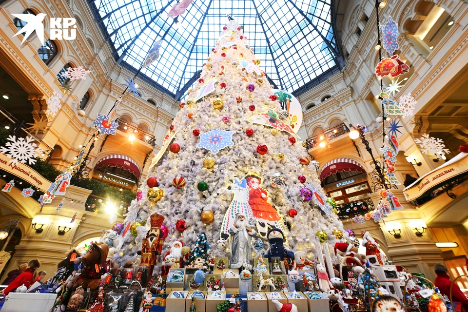 Белоснежную ёлку поставили в Главном универмаге Москвы. Фото: Иван МАКЕЕВ