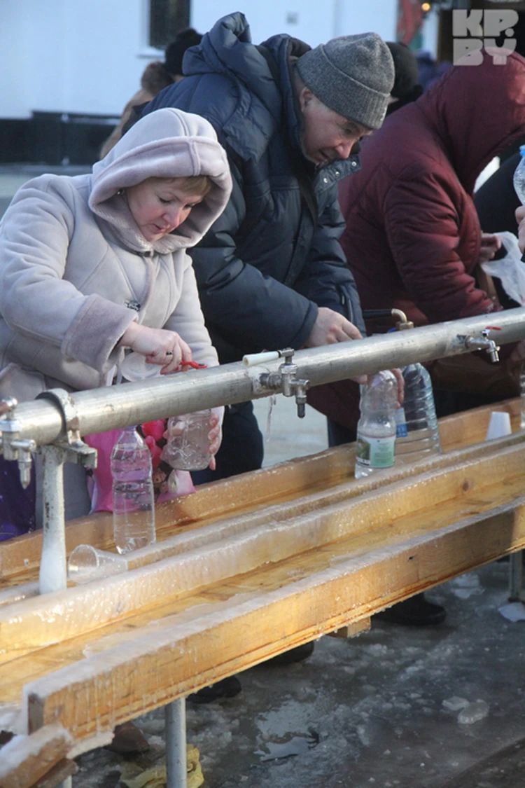 Минчане в очереди за крещенской водой: Я каждый год набираю – эта вода  помогает от болезней! - KP.RU