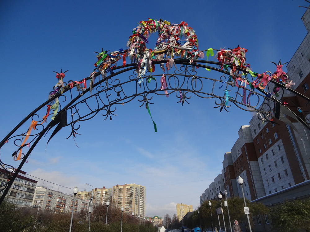 Аллеи тюмень. Аллея молодоженов Тюмень. Фонтан аллея молодоженов Тюмень. Сквер молодоженов Тюмень. Аллея молодожёнов город Тюмень.