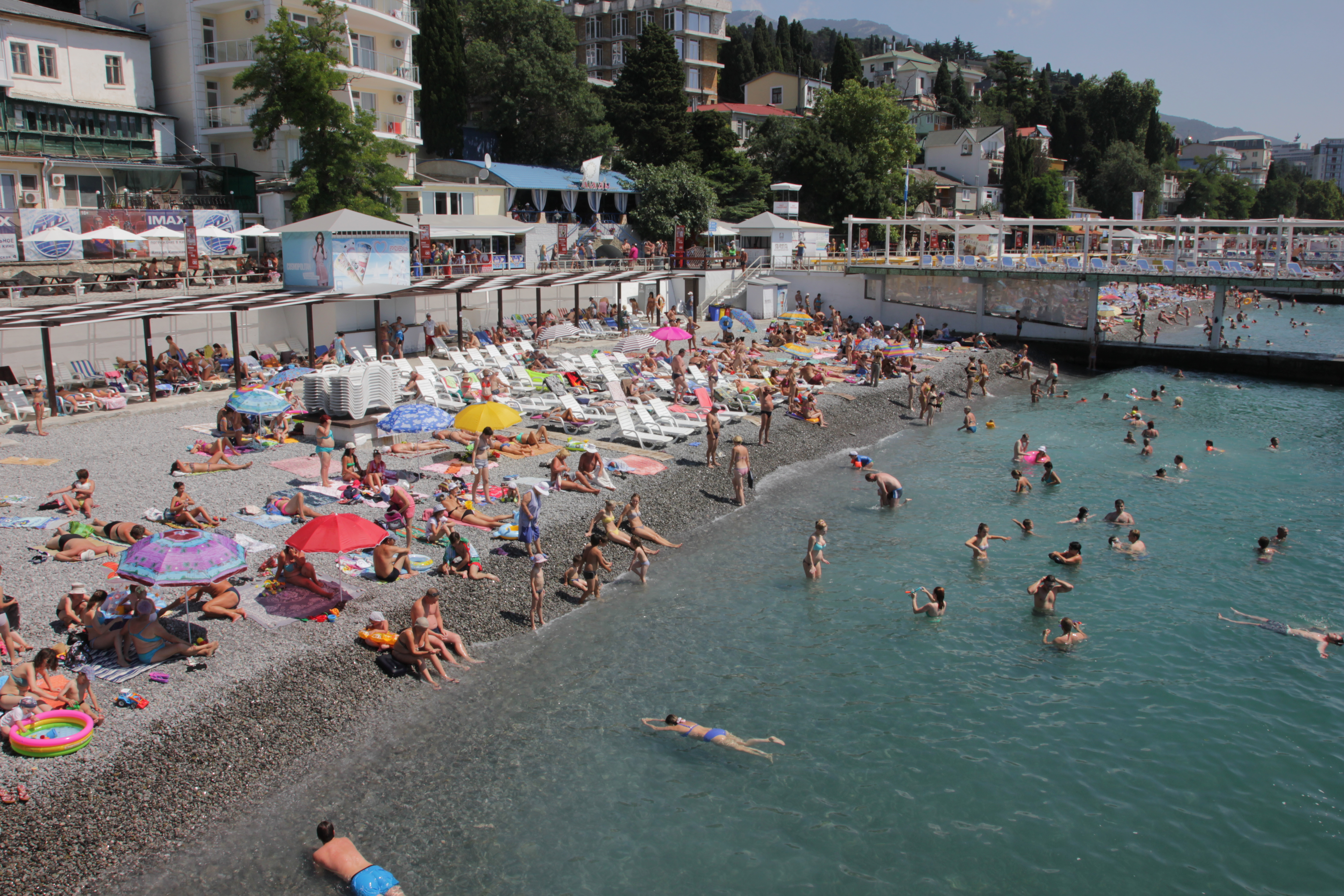 В Ялте узкие пляжи и всегда много туристов.