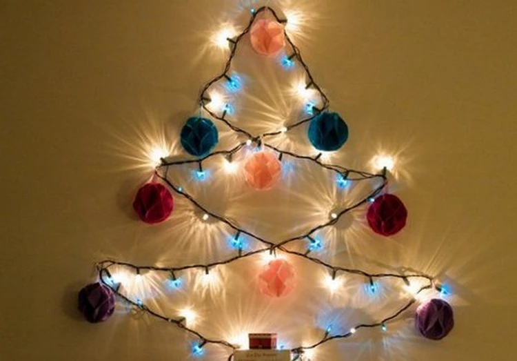 Преображаем интерьер к новогодним праздникам: как сделать елку из гирлянды на стене