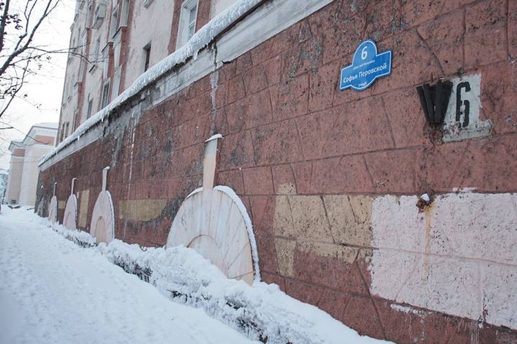 За внушительным фасадом здания на Софьи Перовской, 6 скрывается укрепленный бункер