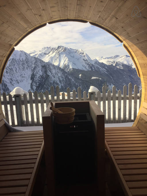 Сауна с видом на горы.