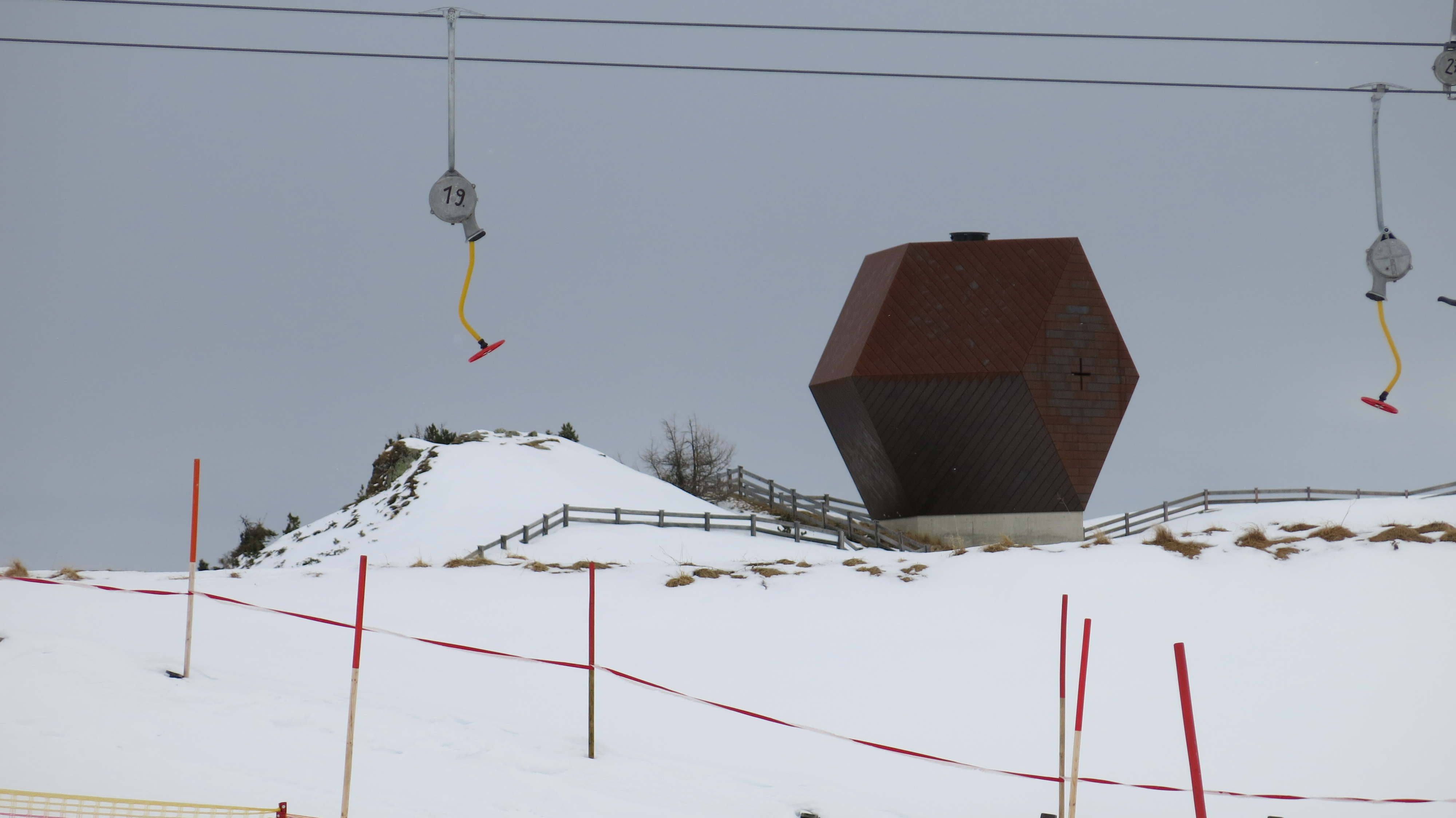 Необычное сооружение на горе в окрестностях Майрхофена - действующий католический храм.