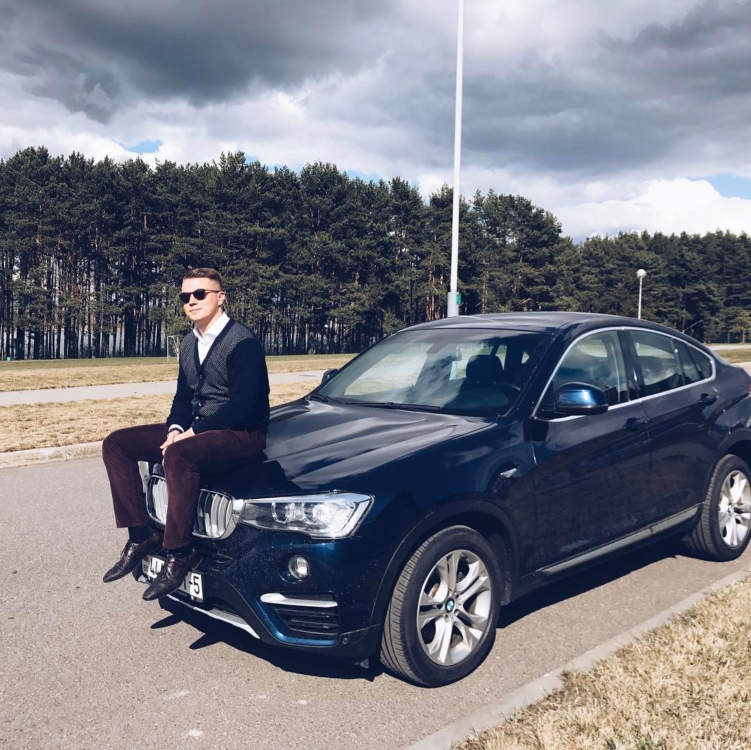 Стильная одежда, хорошее авто. Пока психологи анализируют фото в профиле телеведущего Дениса Курьяна, подписчики просто любуются. Или завидуют?