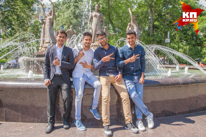 У фонтана «Семь девушек» ежедневно можно встретить толпы студентов