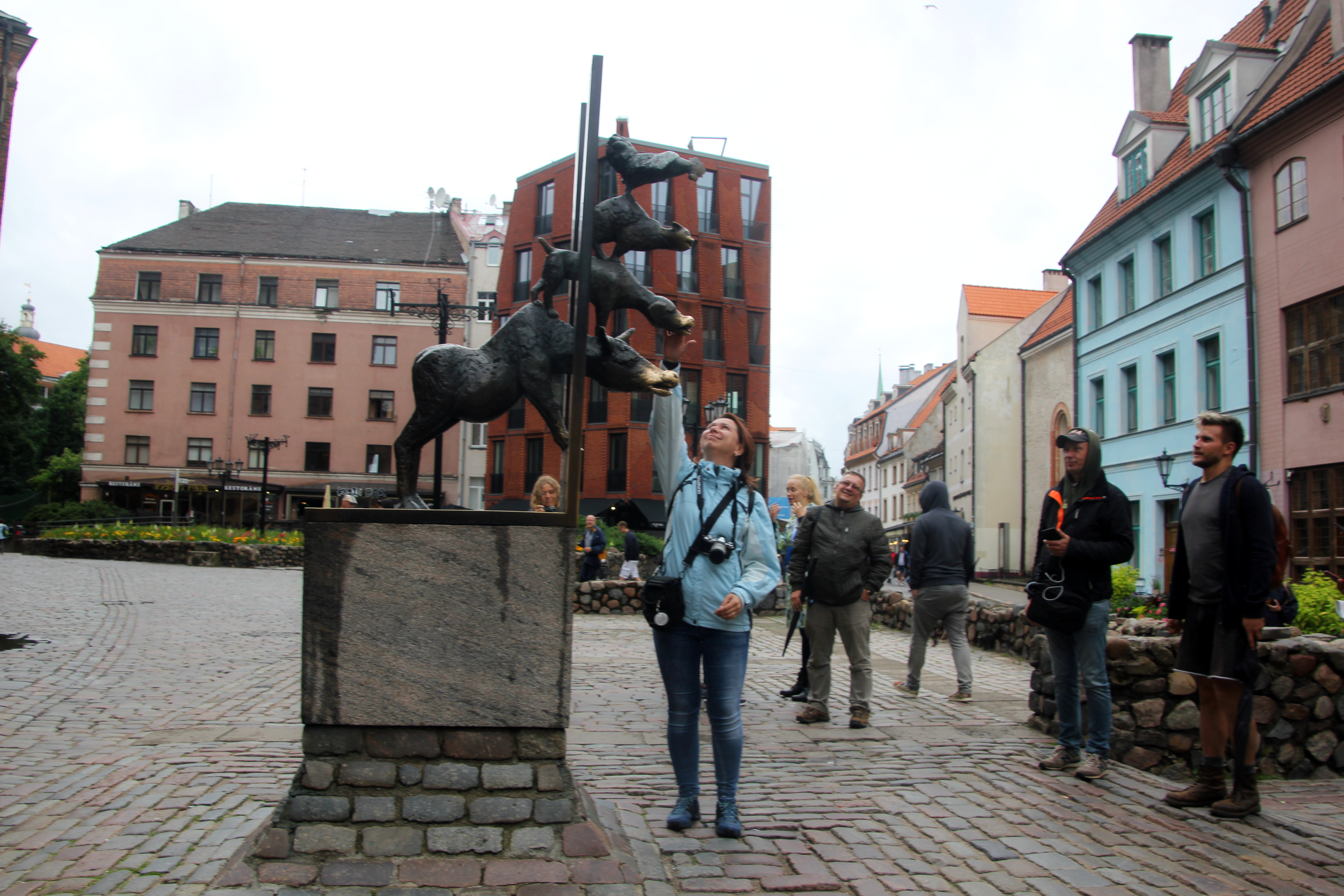 Рига и Бремен - города побратимы. На 800-летие латвийской столицы немцы подарили им статую бременским музыкантам. Если потереть нос ослу - на счастье, собаке - к деньгам, кошке - к здоровью, а петуху - для хорошего секса. Но дотянуться почти невозможно