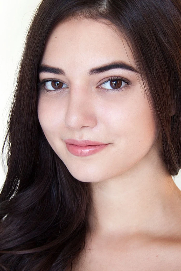 Юлия Викторовна Лебедеваның жалаңаш суреті Жамбастағы шашын қырып жатқан қыз (фото)