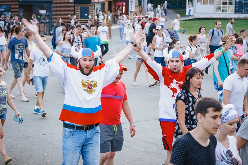 После матча со всех улиц доносилось: "Россия! Россия! Россия!"