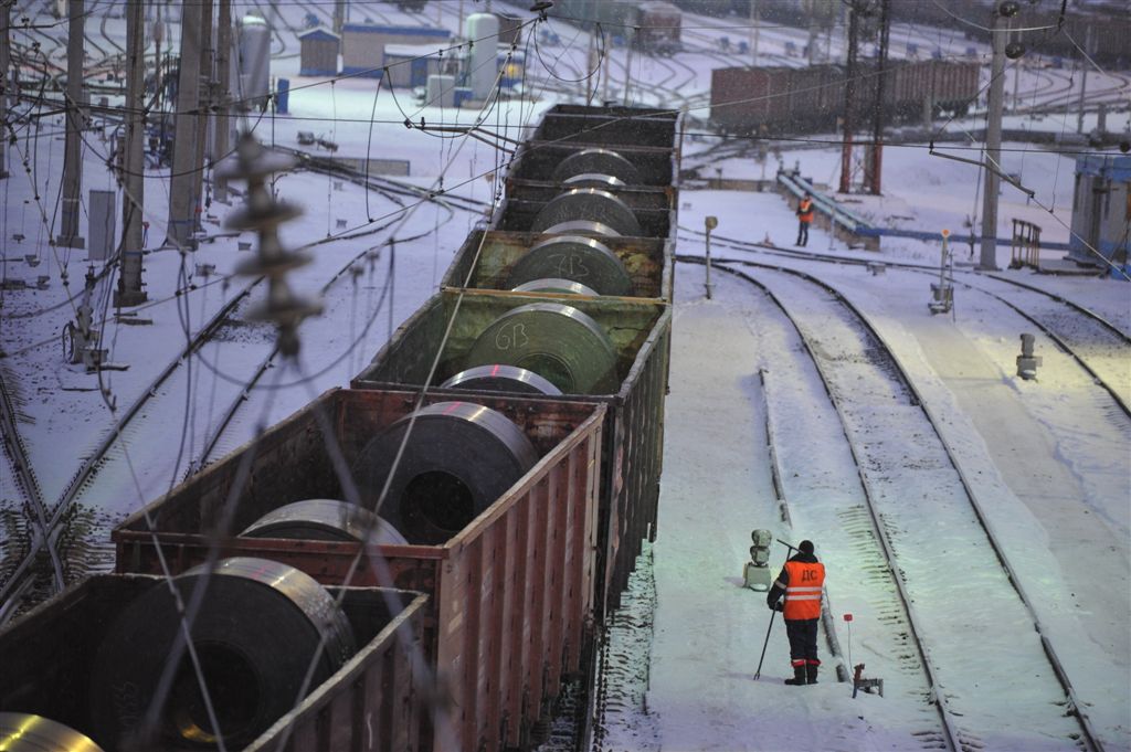 Составитель поездов не только отвечает за формирование поездов, он же ответственен за безопасность при производстве маневровой работы.